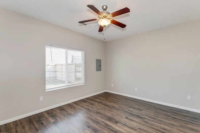 Building Photo - Large Duplex in Maize