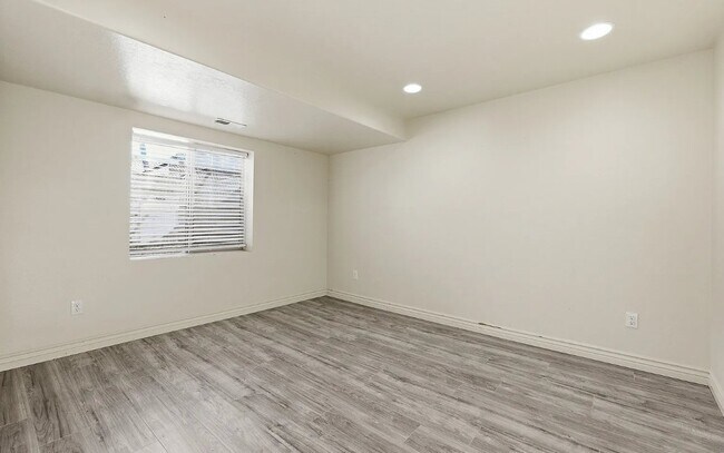 Building Photo - 989 Cinnamon Ridge Dr