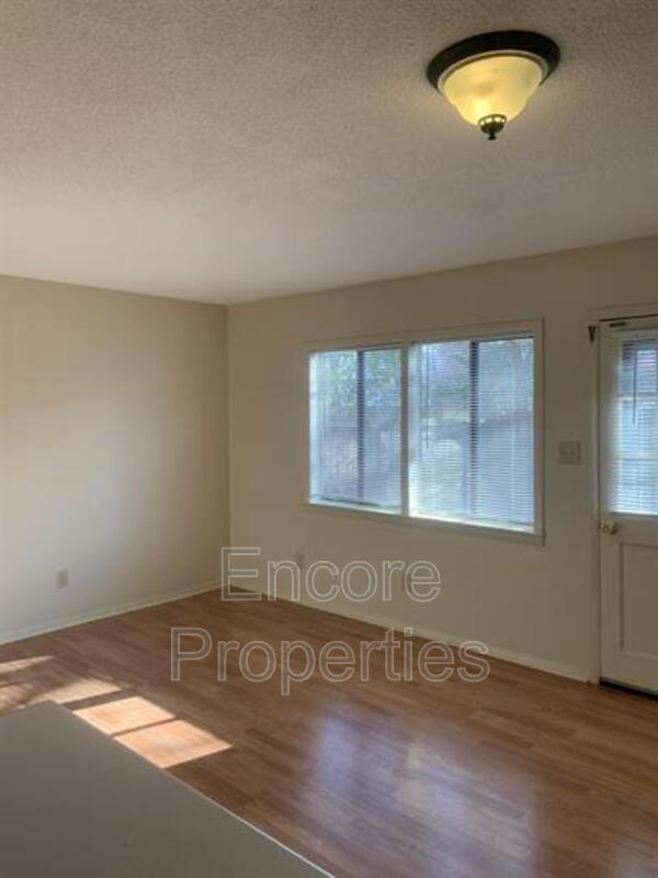 Building Photo - 1411 Foxwood Dr