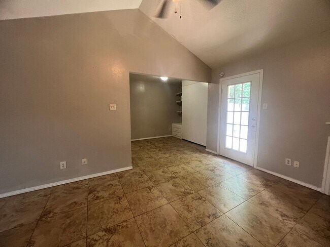 Building Photo - CUTE CUTE CUTE Single story townhome..