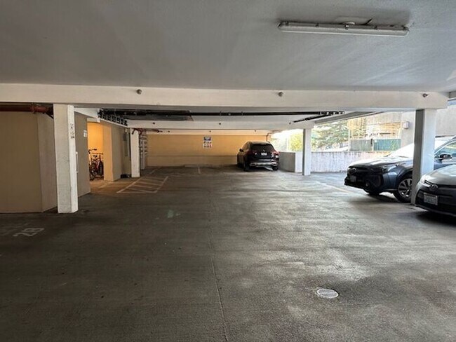 Building Photo - Top-Floor Condo with Office/Den + Private Balcony in the Heart of Seattle