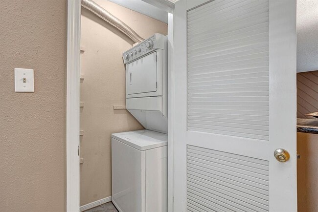 Building Photo - 104 Lakeview Terrace