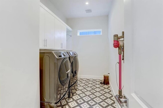 Building Photo - 7008 Zachary Dr