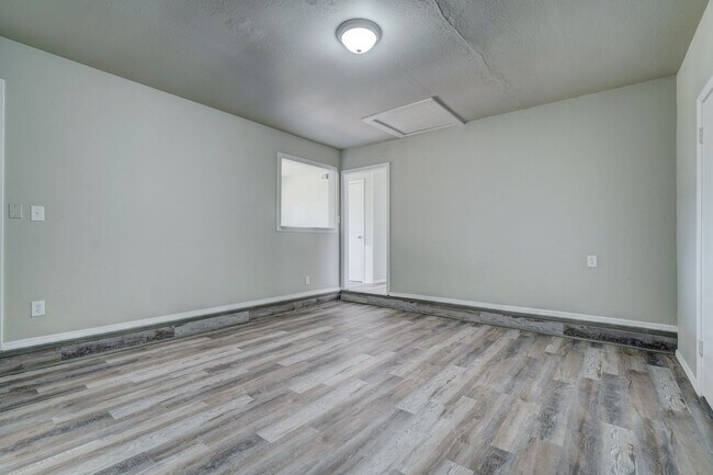Building Photo - Beautifully Remodeled 3 or 4 bedroom with ...