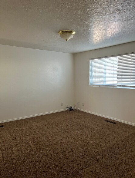 Building Photo - 250 E 170 N