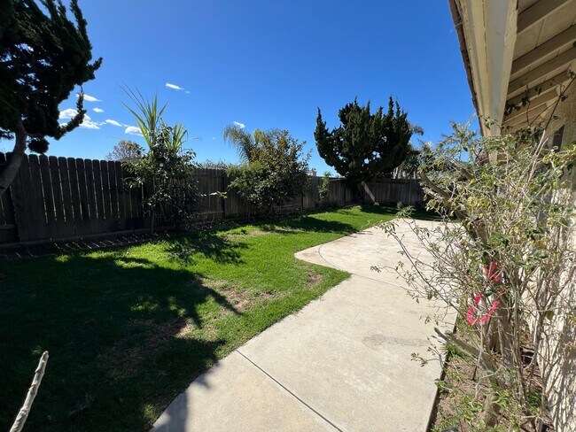 Building Photo - Mission Oaks Single Story!