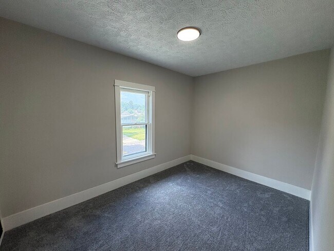 Building Photo - Three bedroom 1 1/2 bathroom single family home for rent