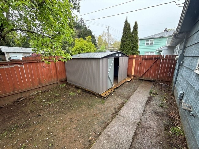 Building Photo - 465 Madrona Ave SE