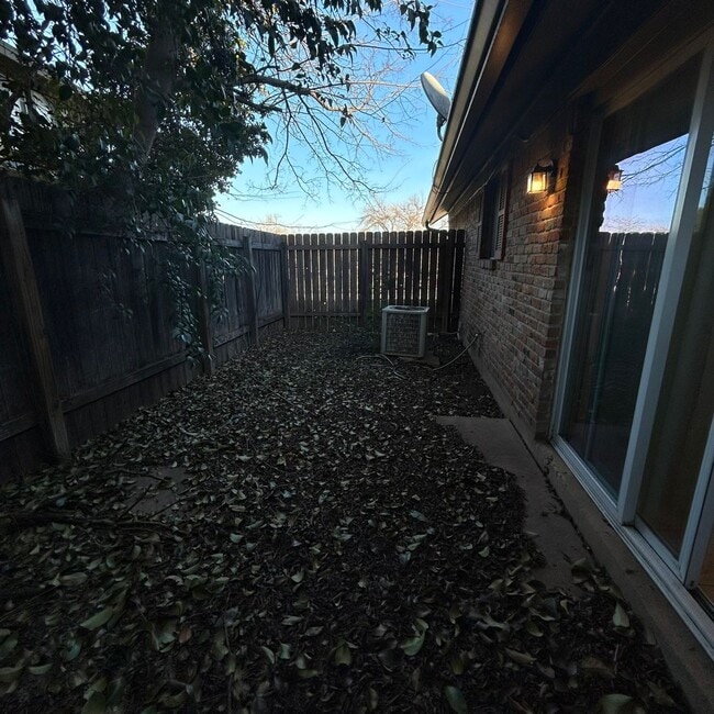 Building Photo - 7208 Creekside Dr