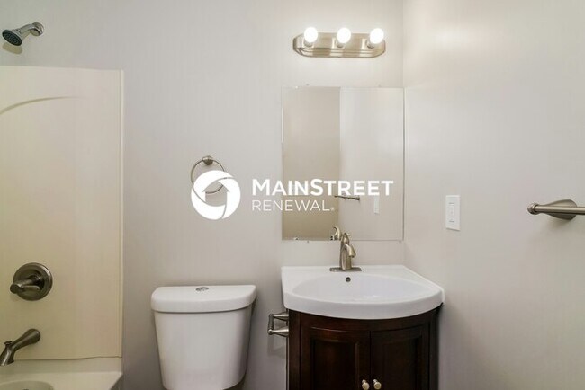 Building Photo - 3 Bedroom Pet-Friendly Home in Louisville, KY with Main Street Renewal