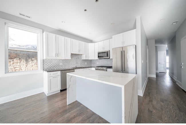 Building Photo - 556 W 18th St