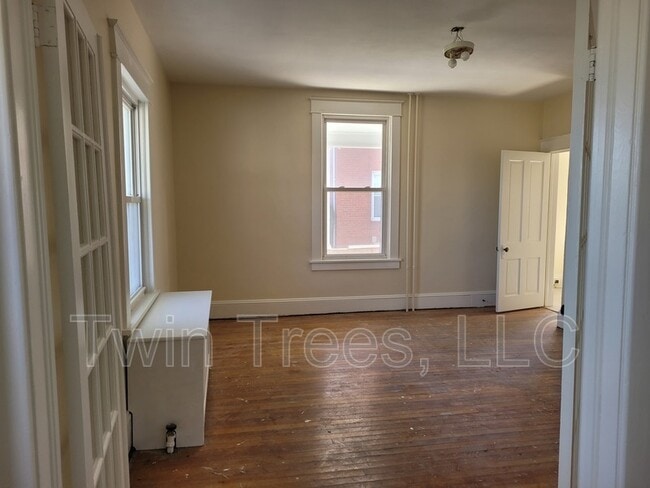 Building Photo - 1073 Chicago Ave