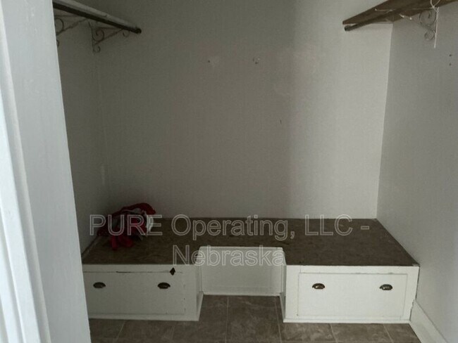 Building Photo - 810 E Erie St