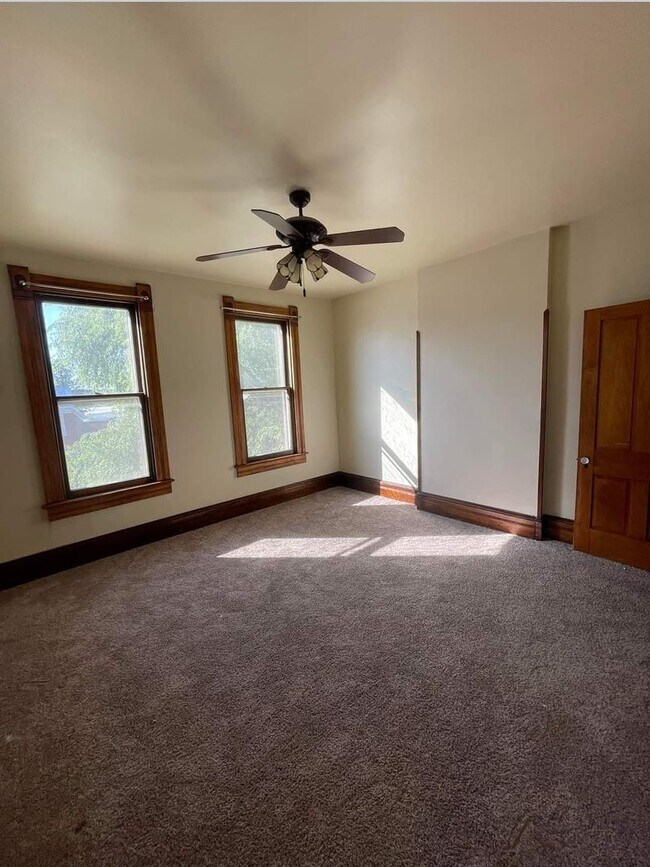 Building Photo - 319 S 8th St