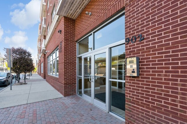 Building Photo - 902 N 5th St