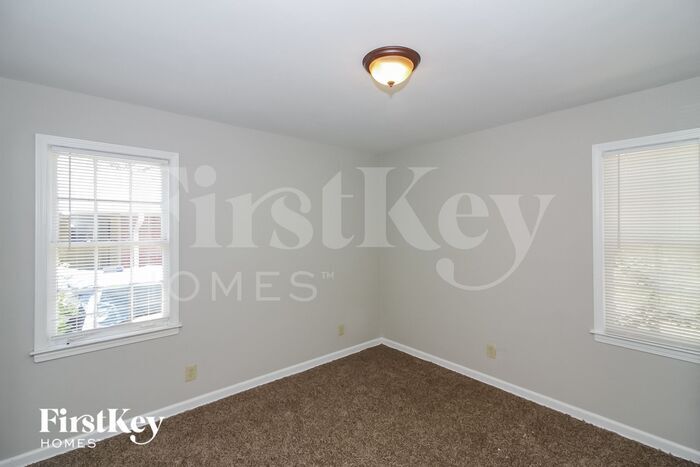 Building Photo - 2036 St James Dr