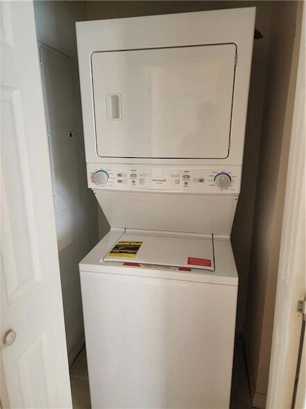 Building Photo - 870 Marina Dr