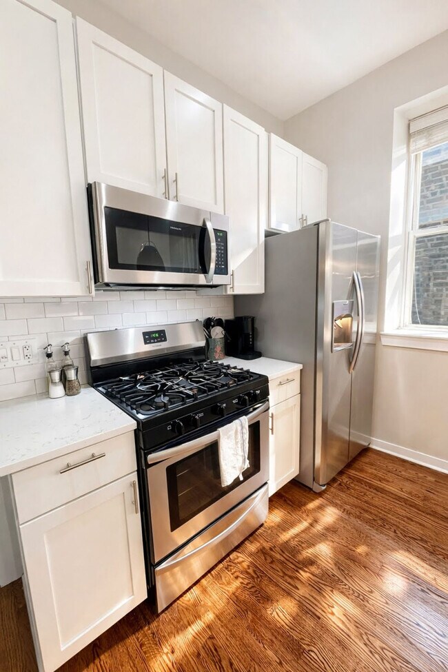 Building Photo - 736 N Throop St