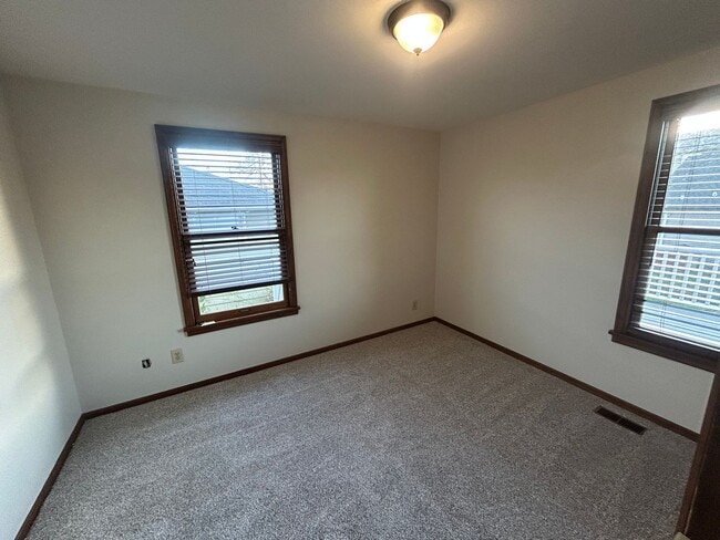 Building Photo - 4 Bedroom, 2 Bathroom House in Lynden with Fenced Yard