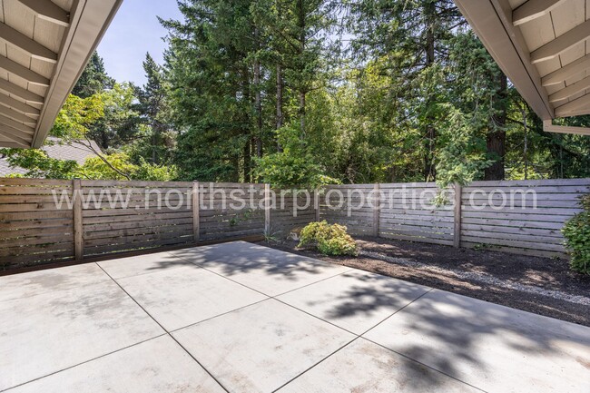 Building Photo - Beautifully fully remodeled Lake Oswego Du...