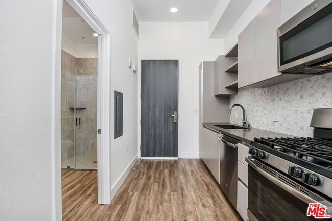 Building Photo - 453 S Kenmore Ave