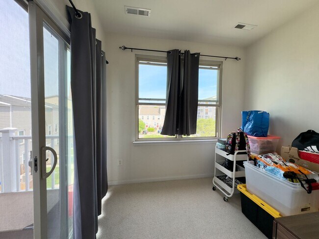 Building Photo - Modern 3-Bedroom Townhome with Stylish Fea...