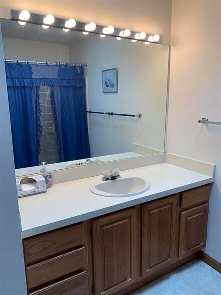 Building Photo - 61 Woodbury, 43