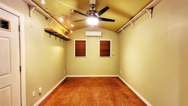 Building Photo - 709 W Live Oak St