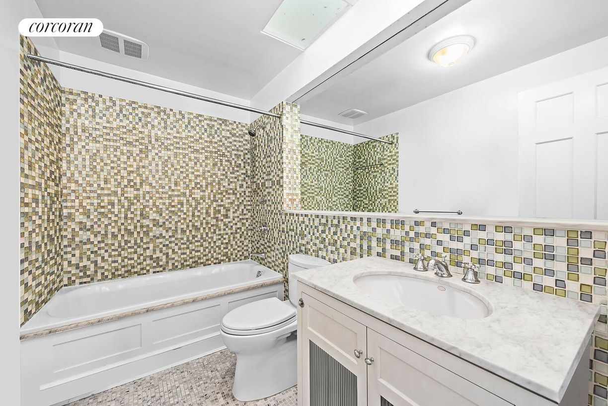 Building Photo - 592 3rd St