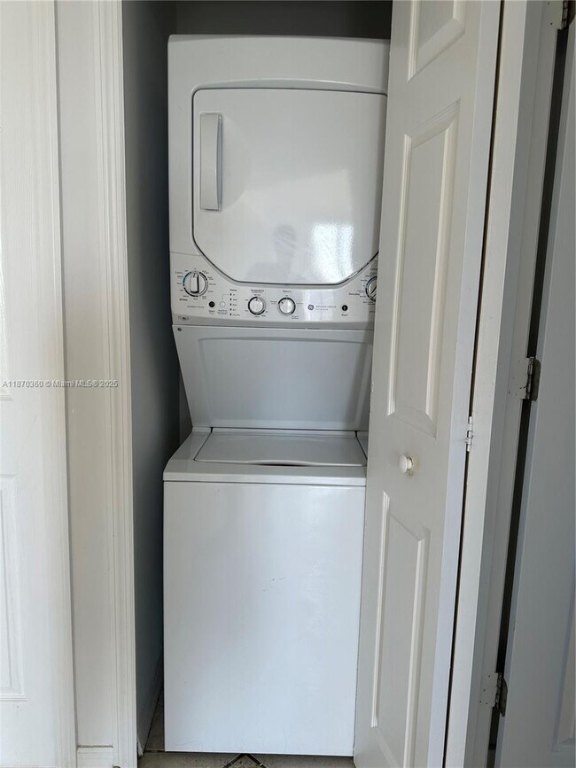 Building Photo - 3500 Coral Wy