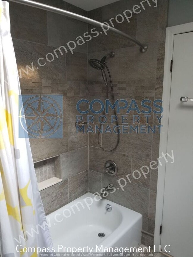 Building Photo - $2495 - 3 Bed Farm House on a Large Peacef...