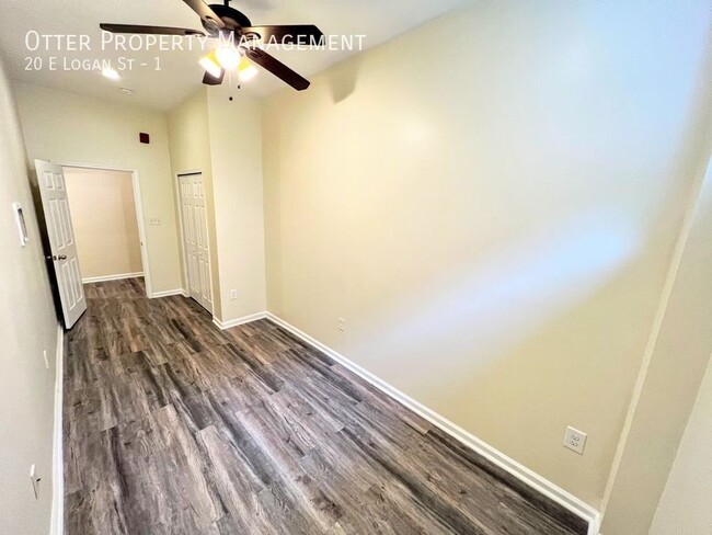 Building Photo - Large 2BR/1BA Apartment with Dedicated Par...