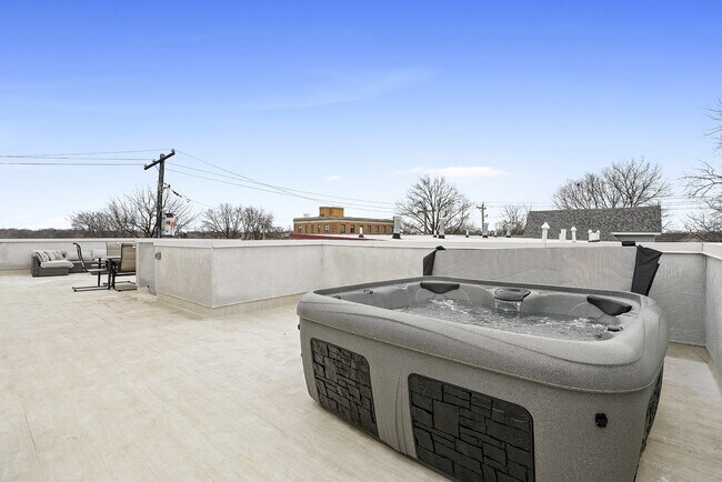 Building Photo - 127 E 8th Ave