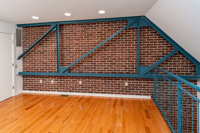 Building Photo - 36 Moore St