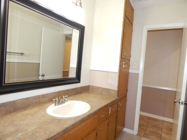 Building Photo - South Tyler, Beautiful 3 Bedroom, 2 Bath Home with RV Parking!