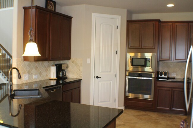 Building Photo - Beautiful spacious rental with fabulous up...