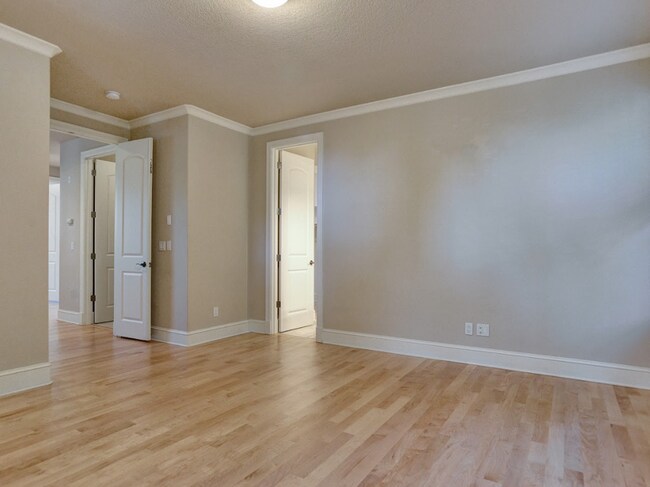 Building Photo - Pristine Spacious 3 Bedroom Lake Oswego Townhome | Skylights, High Ceilings, and Mt. Park Trails ...