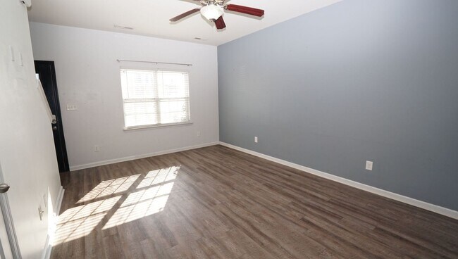 Building Photo - Two Bedroom Two and half Bathrooms Townhome!