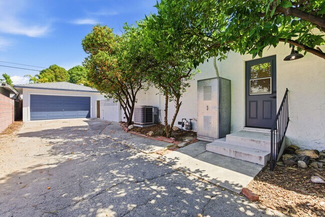 Building Photo - Beautiful modern 3 Bed + 3 Bath House + Pool + Garage