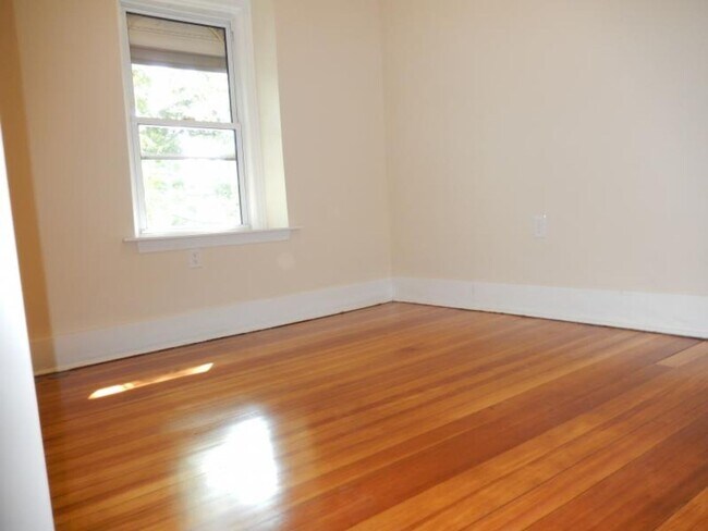 Building Photo - Central JP Location, In-Unit Laundry, Porc...