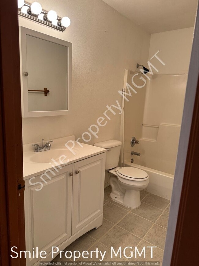 Building Photo - A nice house with 3 beds rooms and 1.5 baths.