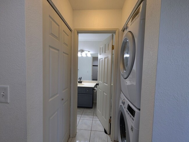 Building Photo - Available November 1, 2025 | A charming gr...