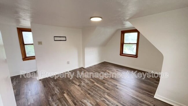 Building Photo - 22 Linden St