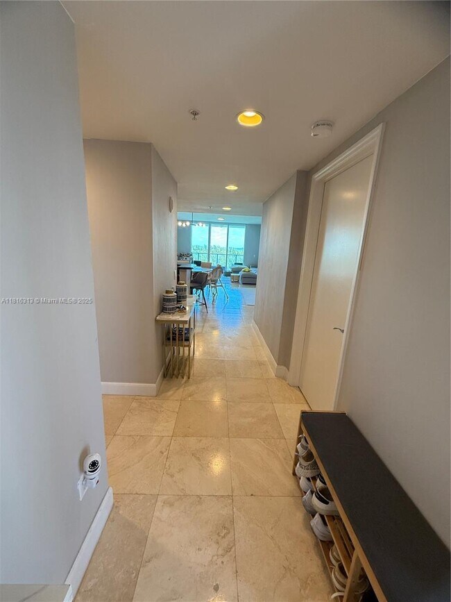 Building Photo - 15051 Royal Oaks Ln