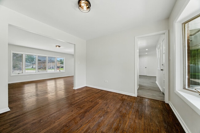 Building Photo - 554 E 168th Pl