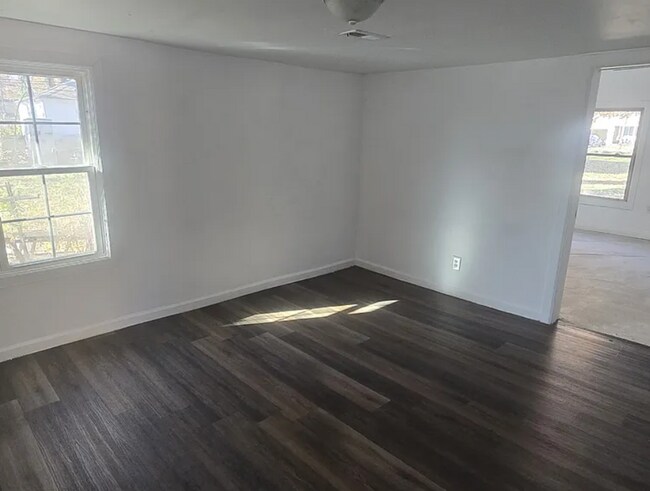 Building Photo - Cute 2 bedroom in East Springfield