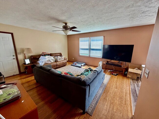 Building Photo - Spacious 3 Bedroom 2 Bathroom Home - Large Backyard!