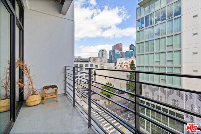 Building Photo - 330 W 11th St