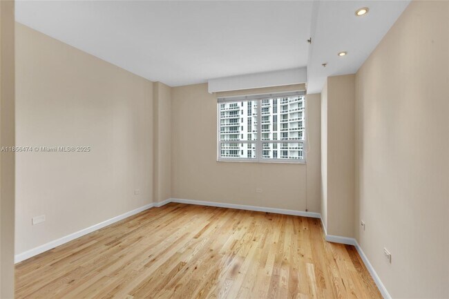 Building Photo - 801 Brickell Key Blvd