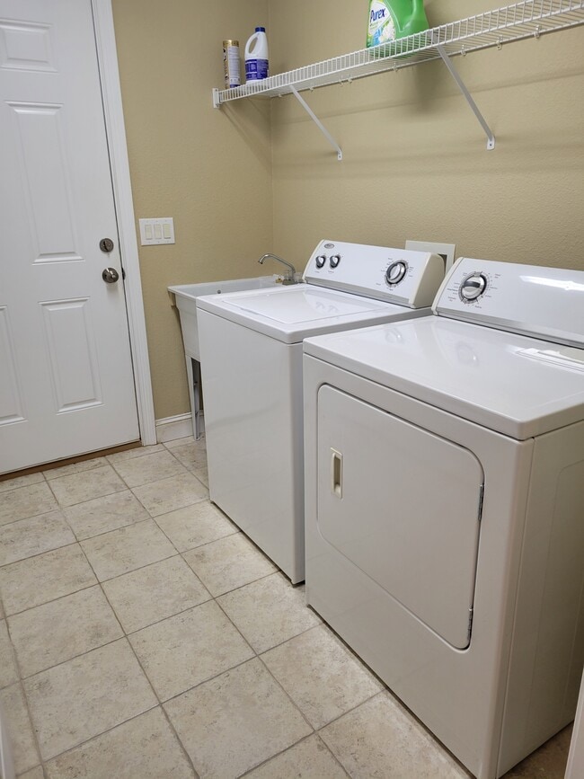 Building Photo - 544 Snead Dr